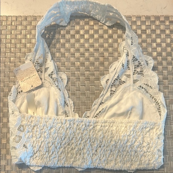 Elegant White Lace Bralette - Picture 3 of 4